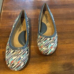 Softwalk flats, size 6.5, but runs small. feels more like a 6